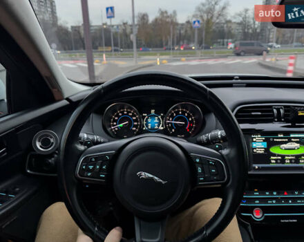 Белый Ягуар XE, объемом двигателя 2 л и пробегом 57 тыс. км за 14500 $, фото 8 на Automoto.ua