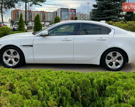 Белый Ягуар XE, объемом двигателя 2 л и пробегом 82 тыс. км за 14300 $, фото 3 на Automoto.ua