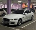 Білий Ягуар XE, об'ємом двигуна 2 л та пробігом 57 тис. км за 13999 $, фото 3 на Automoto.ua