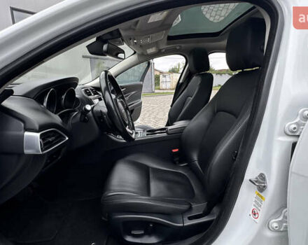 Белый Ягуар XE, объемом двигателя 2 л и пробегом 137 тыс. км за 16950 $, фото 43 на Automoto.ua