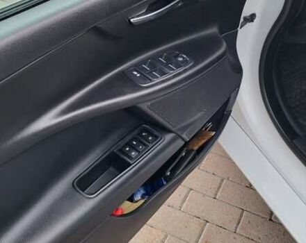 Белый Ягуар XE, объемом двигателя 3 л и пробегом 132 тыс. км за 12900 $, фото 5 на Automoto.ua