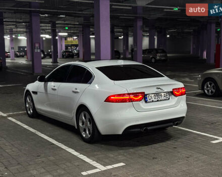 Белый Ягуар XE, объемом двигателя 2 л и пробегом 57 тыс. км за 14500 $, фото 3 на Automoto.ua