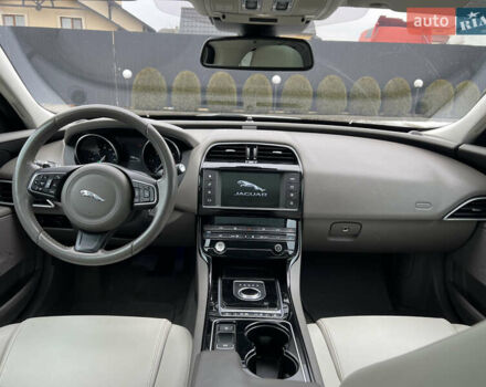 Белый Ягуар XE, объемом двигателя 2 л и пробегом 79 тыс. км за 13500 $, фото 12 на Automoto.ua
