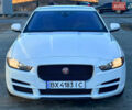 Белый Ягуар XE, объемом двигателя 2 л и пробегом 158 тыс. км за 13999 $, фото 1 на Automoto.ua