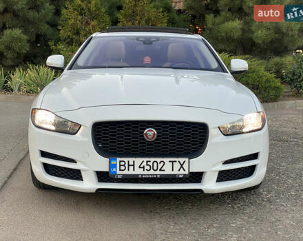 Белый Ягуар XE, объемом двигателя 2 л и пробегом 133 тыс. км за 14800 $, фото 2 на Automoto.ua