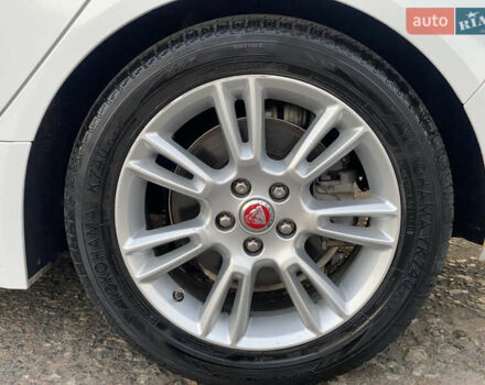 Белый Ягуар XE, объемом двигателя 2 л и пробегом 133 тыс. км за 14800 $, фото 22 на Automoto.ua
