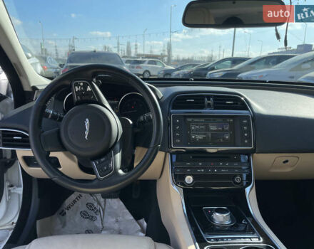 Белый Ягуар XE, объемом двигателя 2 л и пробегом 120 тыс. км за 13400 $, фото 7 на Automoto.ua