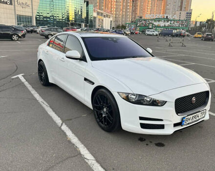 Белый Ягуар XE, объемом двигателя 2 л и пробегом 100 тыс. км за 15500 $, фото 3 на Automoto.ua