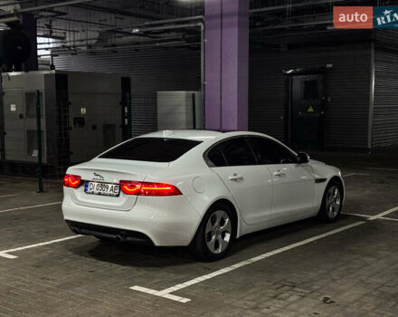 Белый Ягуар XE, объемом двигателя 2 л и пробегом 57 тыс. км за 14500 $, фото 1 на Automoto.ua