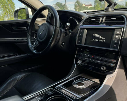 Белый Ягуар XE, объемом двигателя 2 л и пробегом 194 тыс. км за 17000 $, фото 2 на Automoto.ua