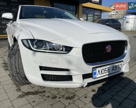 Белый Ягуар XE, объемом двигателя 2 л и пробегом 120 тыс. км за 13400 $, фото 1 на Automoto.ua
