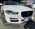 Белый Ягуар XE, объемом двигателя 2 л и пробегом 120 тыс. км за 13400 $, фото 1 на Automoto.ua