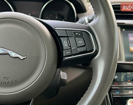 Белый Ягуар XE, объемом двигателя 2 л и пробегом 82 тыс. км за 14300 $, фото 22 на Automoto.ua