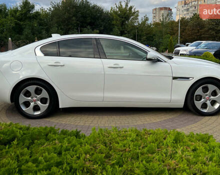 Белый Ягуар XE, объемом двигателя 2 л и пробегом 82 тыс. км за 14300 $, фото 7 на Automoto.ua