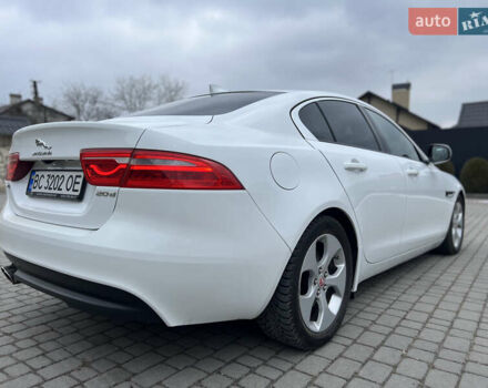 Белый Ягуар XE, объемом двигателя 2 л и пробегом 79 тыс. км за 13500 $, фото 7 на Automoto.ua