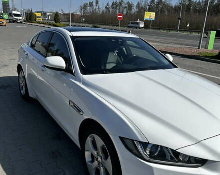 Белый Ягуар XE, объемом двигателя 2 л и пробегом 127 тыс. км за 15000 $, фото 3 на Automoto.ua