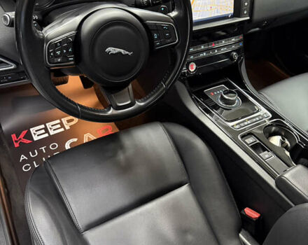 Белый Ягуар XE, объемом двигателя 2 л и пробегом 79 тыс. км за 17500 $, фото 18 на Automoto.ua