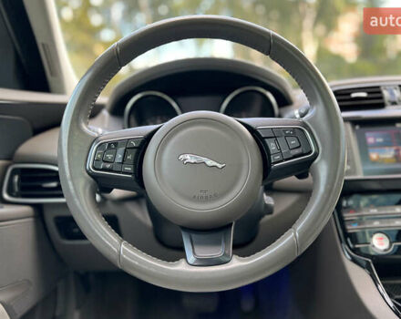 Белый Ягуар XE, объемом двигателя 2 л и пробегом 82 тыс. км за 14300 $, фото 23 на Automoto.ua