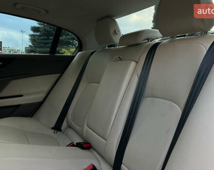 Белый Ягуар XE, объемом двигателя 2 л и пробегом 82 тыс. км за 14300 $, фото 9 на Automoto.ua