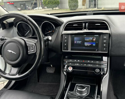 Белый Ягуар XE, объемом двигателя 2 л и пробегом 137 тыс. км за 16950 $, фото 64 на Automoto.ua