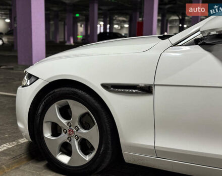 Белый Ягуар XE, объемом двигателя 2 л и пробегом 57 тыс. км за 14500 $, фото 5 на Automoto.ua