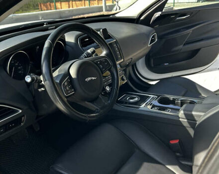 Белый Ягуар XE, объемом двигателя 2 л и пробегом 127 тыс. км за 15000 $, фото 9 на Automoto.ua