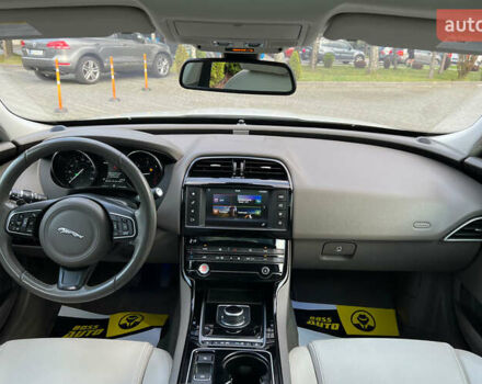 Белый Ягуар XE, объемом двигателя 2 л и пробегом 82 тыс. км за 14300 $, фото 11 на Automoto.ua