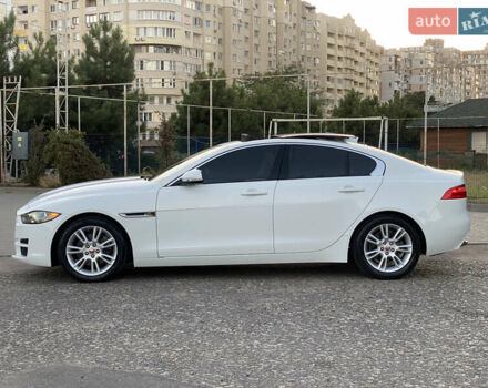 Белый Ягуар XE, объемом двигателя 2 л и пробегом 133 тыс. км за 14800 $, фото 4 на Automoto.ua