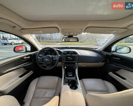 Белый Ягуар XE, объемом двигателя 2 л и пробегом 135 тыс. км за 16000 $, фото 8 на Automoto.ua