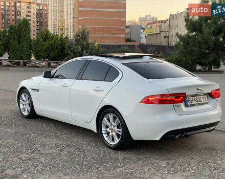 Белый Ягуар XE, объемом двигателя 2 л и пробегом 133 тыс. км за 14800 $, фото 5 на Automoto.ua