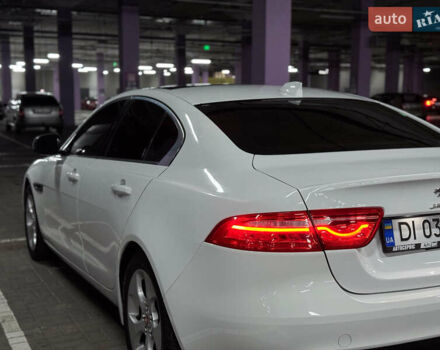 Белый Ягуар XE, объемом двигателя 2 л и пробегом 57 тыс. км за 14500 $, фото 4 на Automoto.ua