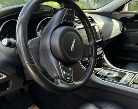 Белый Ягуар XE, объемом двигателя 2 л и пробегом 194 тыс. км за 17000 $, фото 8 на Automoto.ua