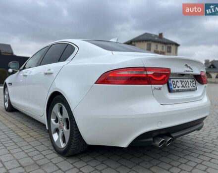 Белый Ягуар XE, объемом двигателя 2 л и пробегом 79 тыс. км за 13500 $, фото 5 на Automoto.ua
