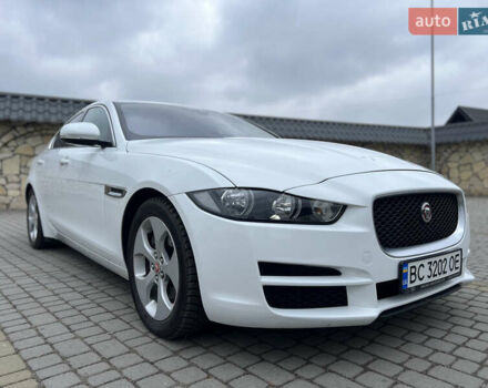 Белый Ягуар XE, объемом двигателя 2 л и пробегом 79 тыс. км за 13500 $, фото 2 на Automoto.ua