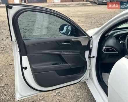 Белый Ягуар XE, объемом двигателя 0 л и пробегом 89 тыс. км за 11300 $, фото 9 на Automoto.ua