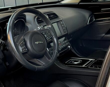 Белый Ягуар XE, объемом двигателя 2 л и пробегом 150 тыс. км за 9900 $, фото 8 на Automoto.ua