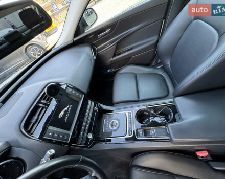 Білий Ягуар XE, об'ємом двигуна 3 л та пробігом 100 тис. км за 18000 $, фото 23 на Automoto.ua