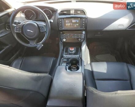 Белый Ягуар XE, объемом двигателя 2 л и пробегом 173 тыс. км за 2100 $, фото 7 на Automoto.ua
