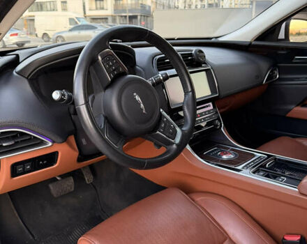 Белый Ягуар XE, объемом двигателя 3 л и пробегом 90 тыс. км за 24500 $, фото 6 на Automoto.ua