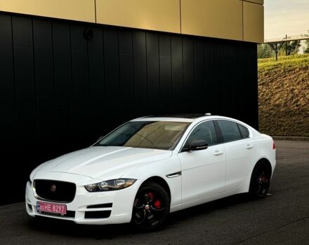 Белый Ягуар XE, объемом двигателя 2 л и пробегом 150 тыс. км за 9900 $, фото 2 на Automoto.ua