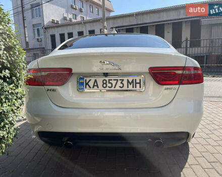 Белый Ягуар XE, объемом двигателя 2 л и пробегом 70 тыс. км за 18300 $, фото 7 на Automoto.ua