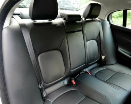 Белый Ягуар XE, объемом двигателя 2 л и пробегом 74 тыс. км за 3500 $, фото 12 на Automoto.ua