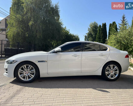 Белый Ягуар XE, объемом двигателя 2 л и пробегом 70 тыс. км за 18300 $, фото 4 на Automoto.ua