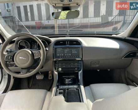 Белый Ягуар XE, объемом двигателя 2 л и пробегом 70 тыс. км за 18300 $, фото 14 на Automoto.ua