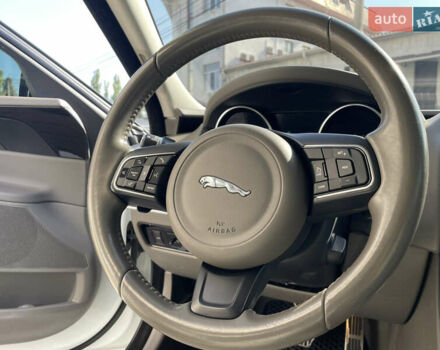 Белый Ягуар XE, объемом двигателя 2 л и пробегом 70 тыс. км за 18300 $, фото 11 на Automoto.ua