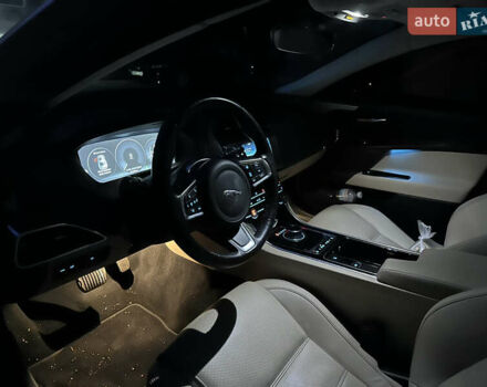 Белый Ягуар XE, объемом двигателя 2 л и пробегом 61 тыс. км за 23000 $, фото 6 на Automoto.ua