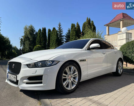 Белый Ягуар XE, объемом двигателя 2 л и пробегом 70 тыс. км за 18300 $, фото 3 на Automoto.ua