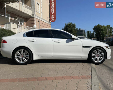 Белый Ягуар XE, объемом двигателя 2 л и пробегом 70 тыс. км за 18300 $, фото 5 на Automoto.ua