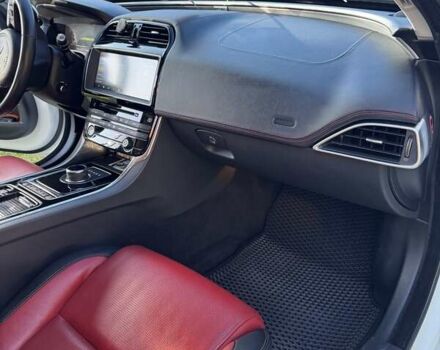Белый Ягуар XE, объемом двигателя 2 л и пробегом 160 тыс. км за 19500 $, фото 23 на Automoto.ua