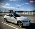 Белый Ягуар XE, объемом двигателя 2 л и пробегом 61 тыс. км за 23000 $, фото 1 на Automoto.ua